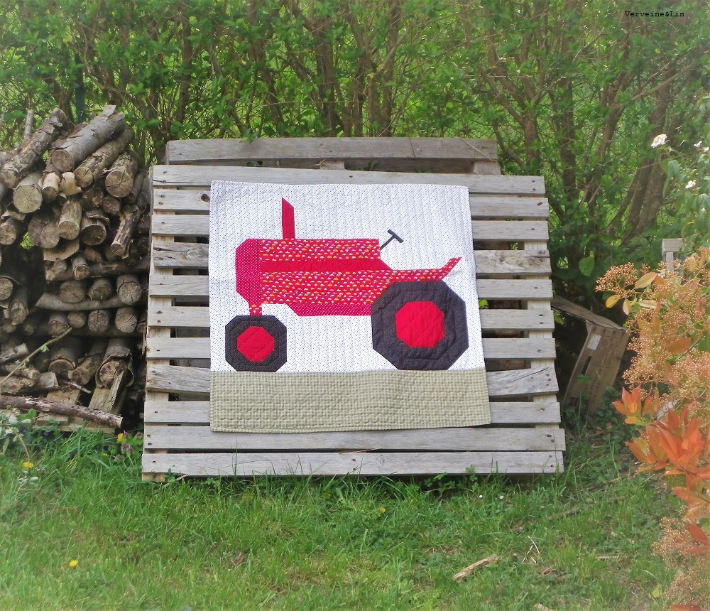 couverture de bébé en patchwork avec motif tracteur 
