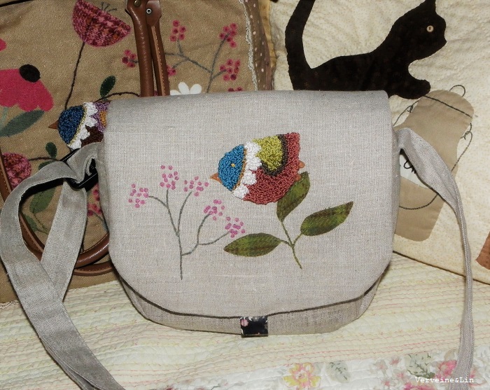 punchneedle et broderie sur le rabat d'une besace PPMC