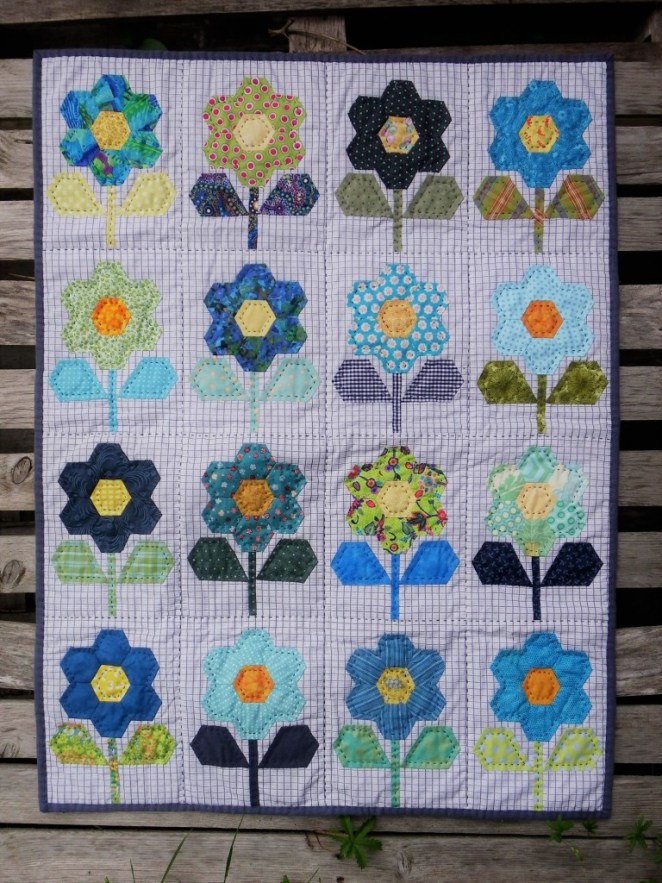 quilt en patchwork de fleurs en english paper piecing