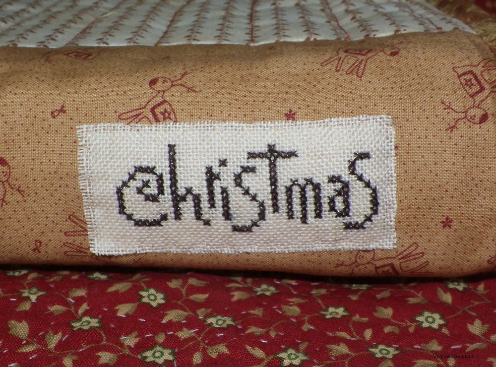 classeur avec couverture brodée au point de croix et patchwork