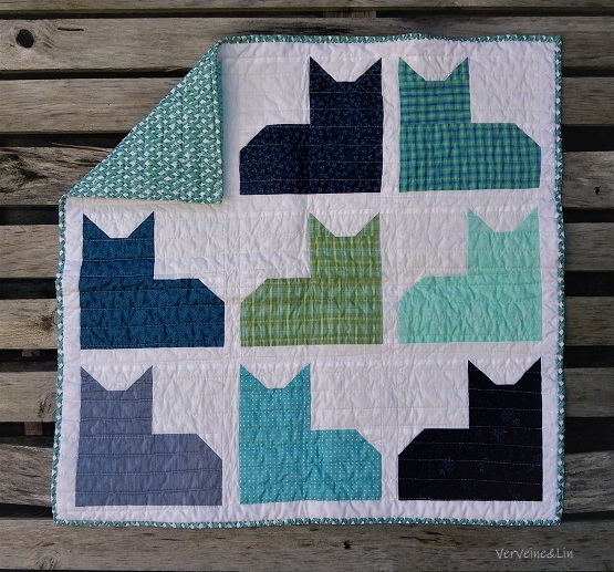 courtepointe de bébé aux chats