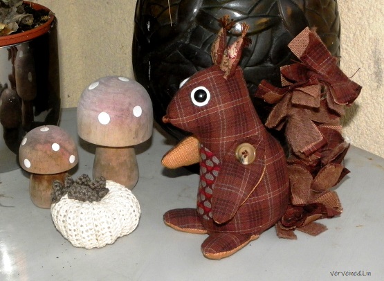peluche écureuil en patchwork de tissus 