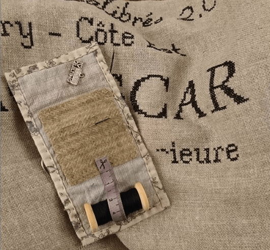 Coussin Poivre Noir en cours de broderie