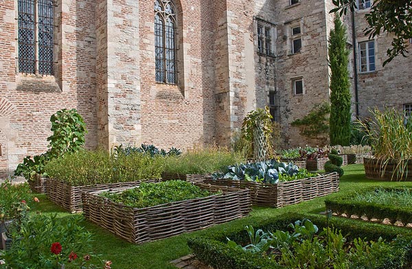 un jardin médiéval au pied d'une abbaye
