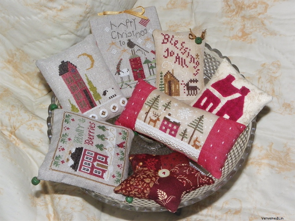 coussinets brodés au point de croix sur le thème de noël