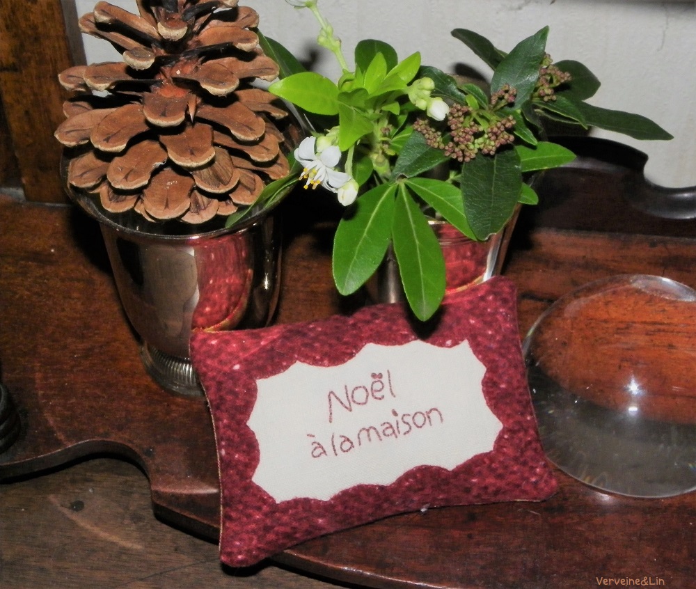 coussinet en broderie et appliqué de lainages