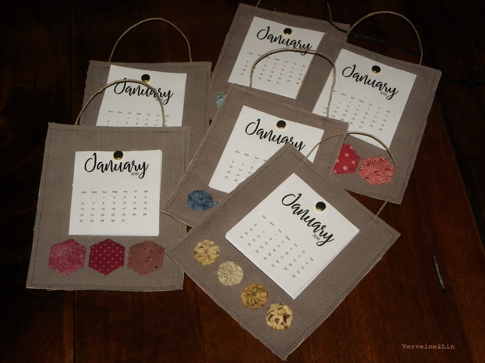 calendriers miniatures en lin avec hexagones ou yoyos de tissu