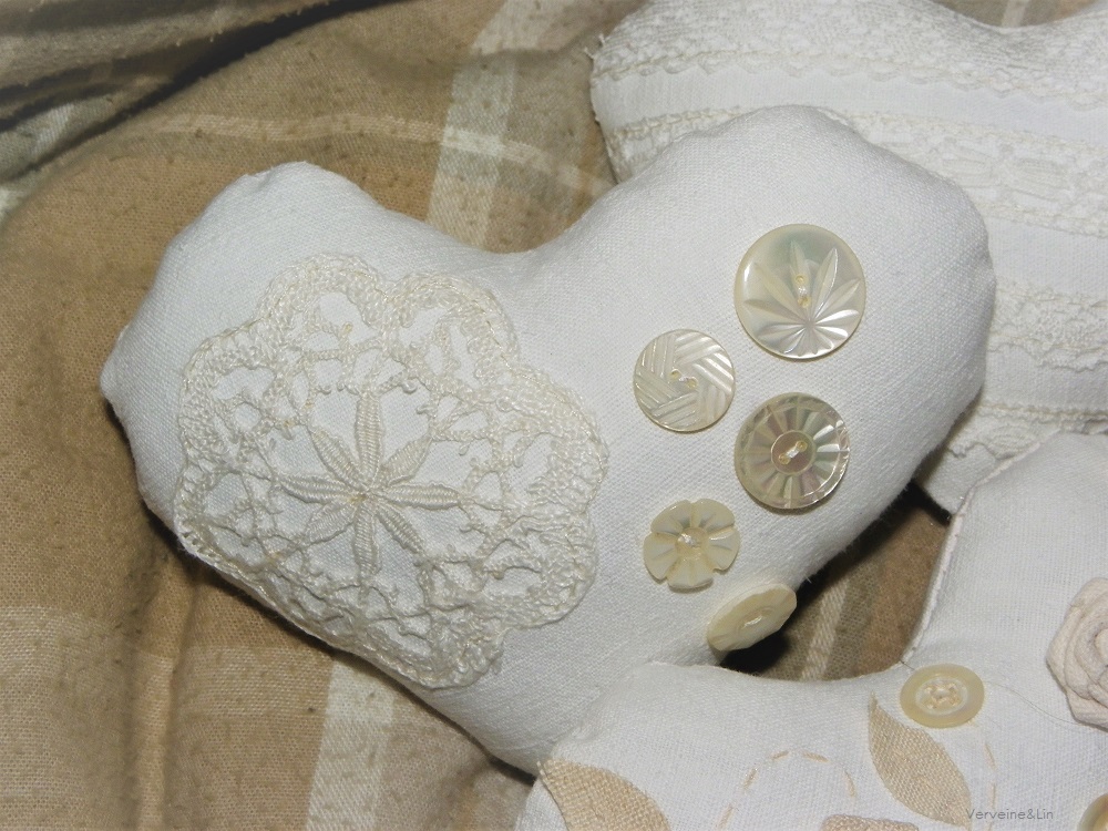 coeur parfumé en linge ancien et boutons de nacre