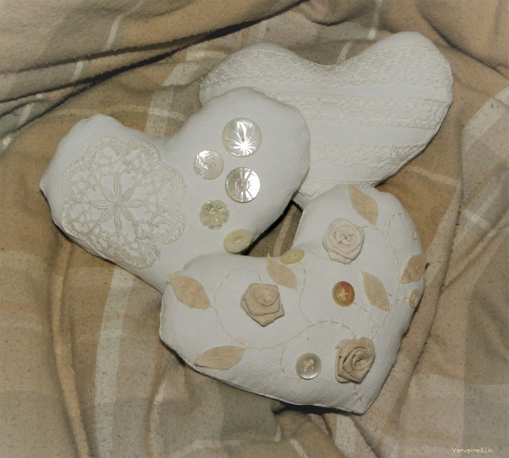 coeurs parfumés en linge ancien, dentelles et boutons de nacre