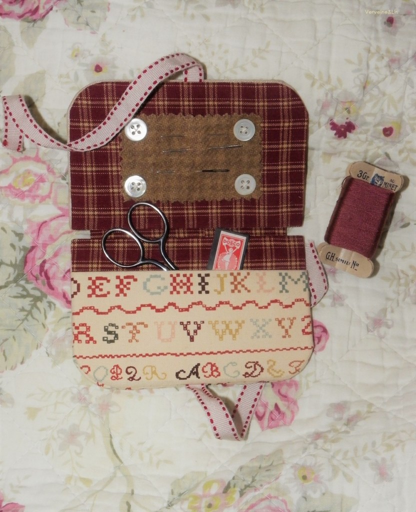 carnet à aiguilles en point compté et cartonnage