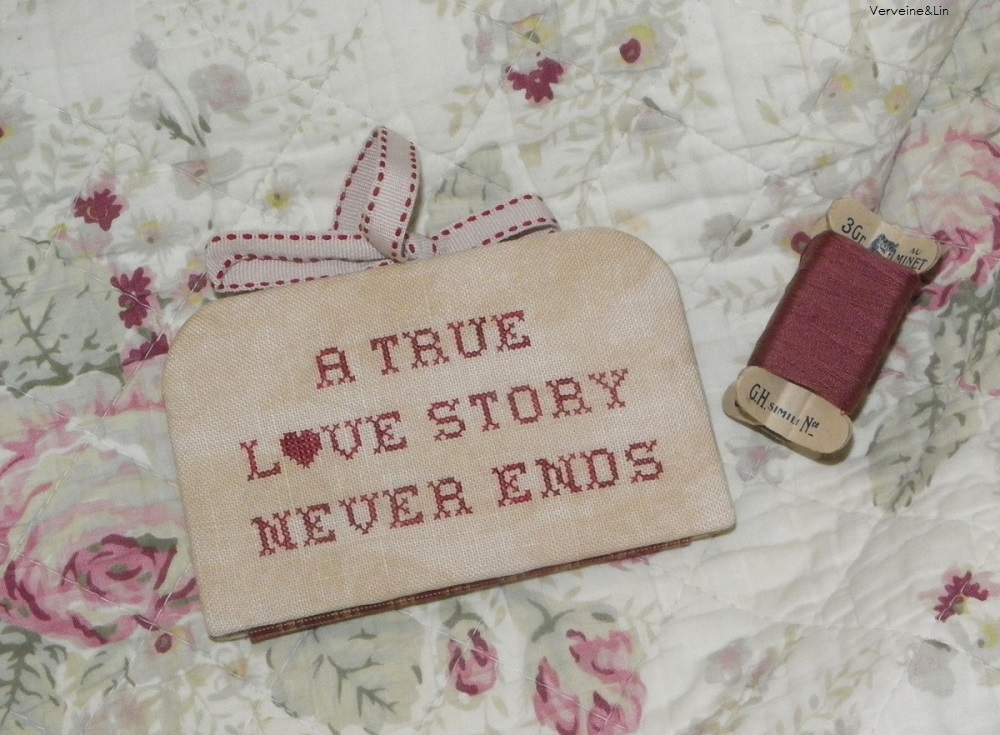 carnet à aiguilles en point compté et cartonnage