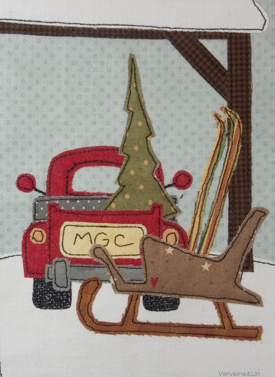 livre textile Le Village du père Noël
appliqué collé et broderie free motion
