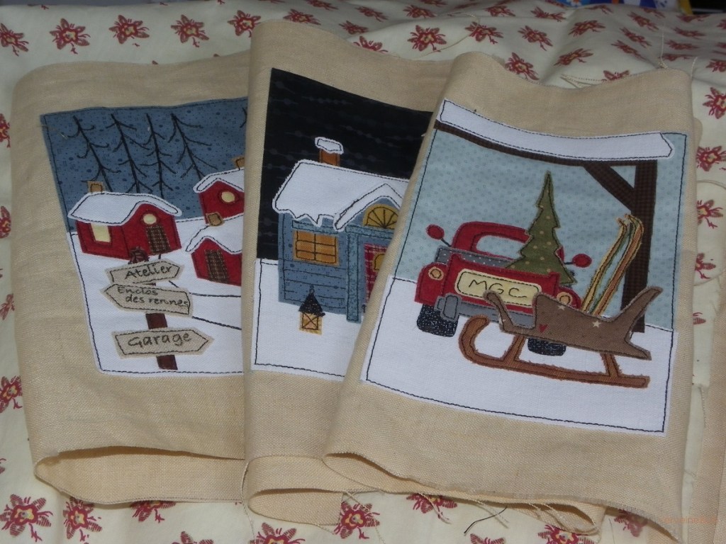 livre textile Le Village du père Noël
appliqué collé et broderie free motion