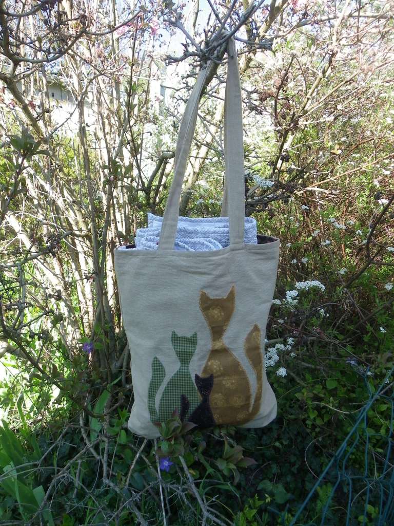 cabas en lin et chats en appliqué 