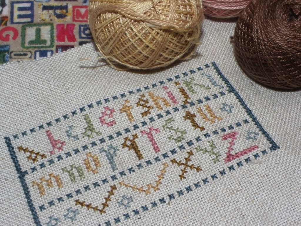 mini abécédaire multicolore au point de croix