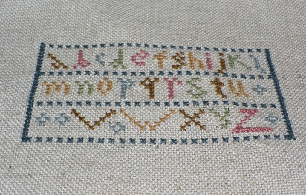 mini abécédaire multicolore au point de croix