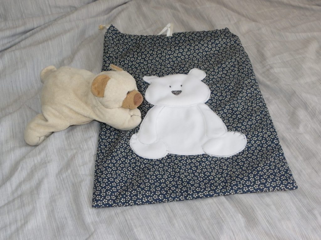 sac à cordon et coulisse avec ours appliqué en polaire 