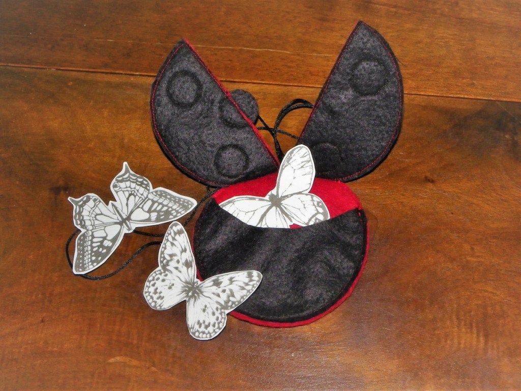 Miraculous Ladybug en feutrine et papillons de papier