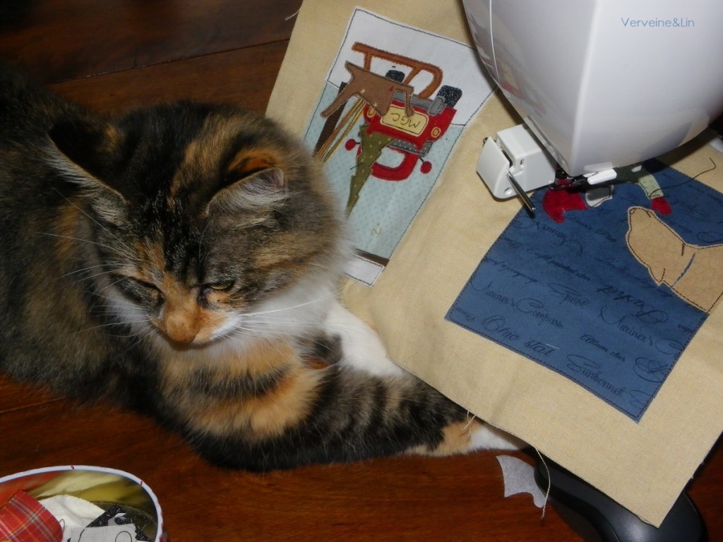 livre textile Le Village du père Noël
appliqué collé et broderie free motion