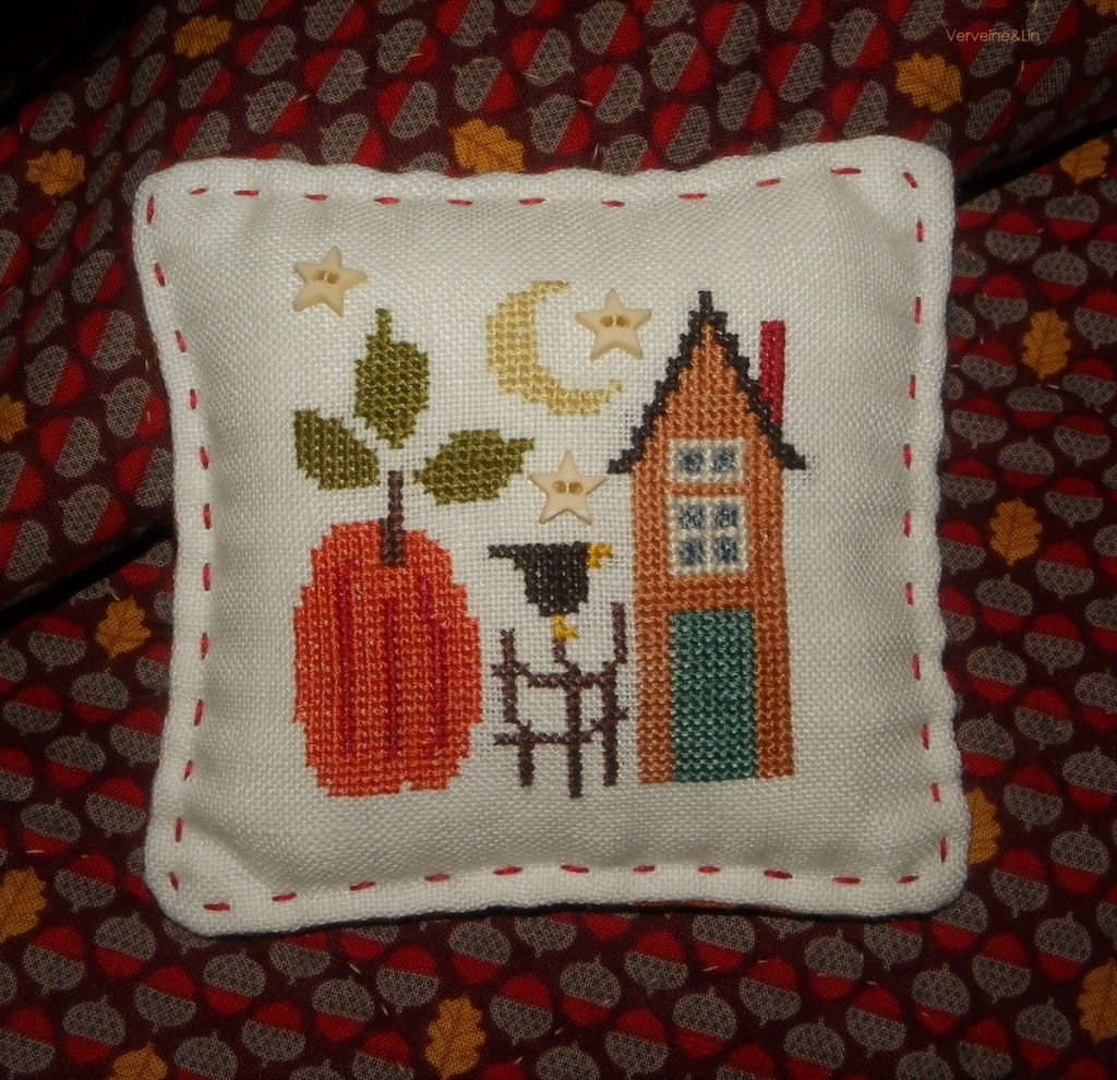 coussinet au point de croix maison et citrouilles