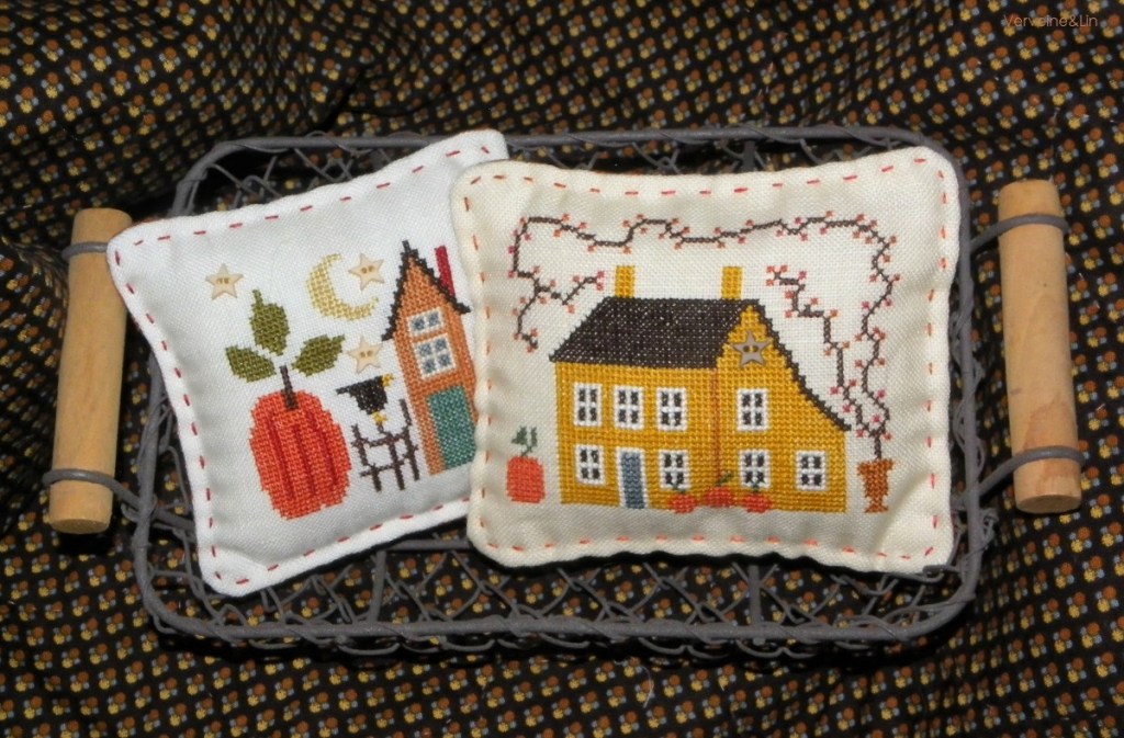 coussinets au point de croix maisons et citrouilles