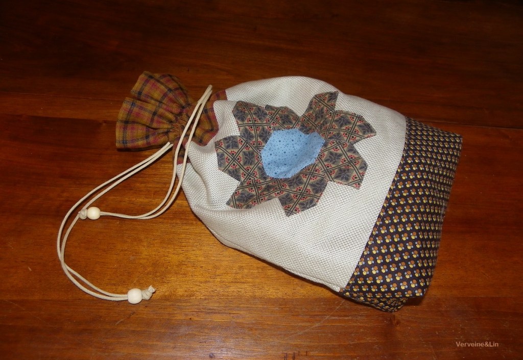 pochette à lien coulissant en lin et patchwork