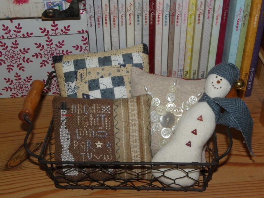 coussinets et ornements brodés sur le thème de la neige