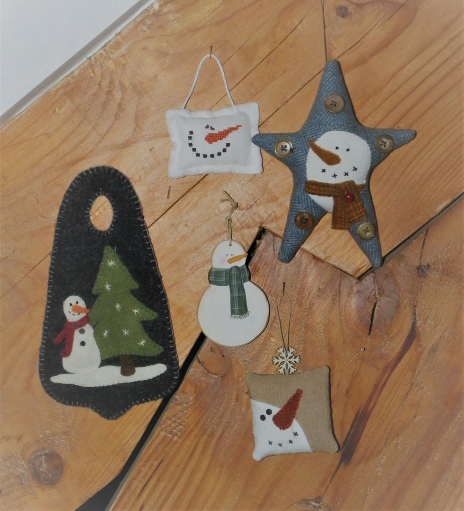 coussinets et ornements brodés sur le thème de la neige