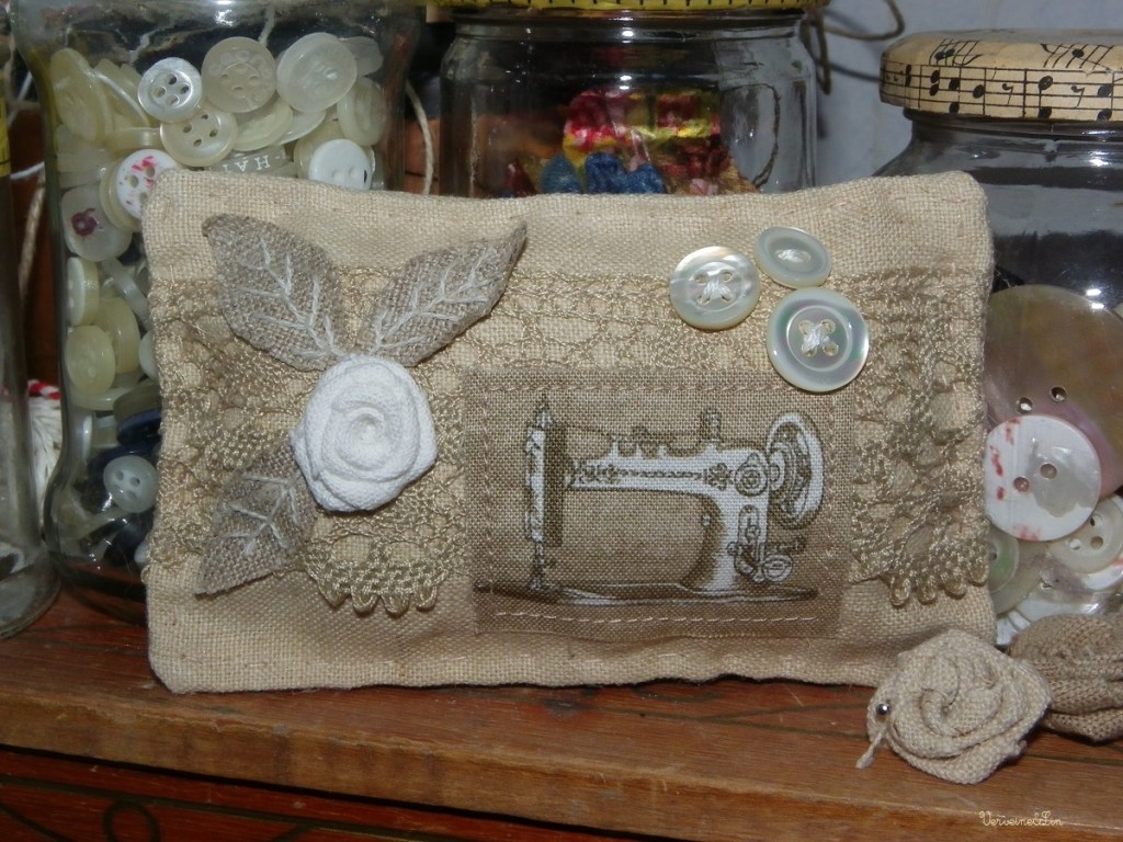 coussinet brodé avec linge ancien, boutons et dentelle