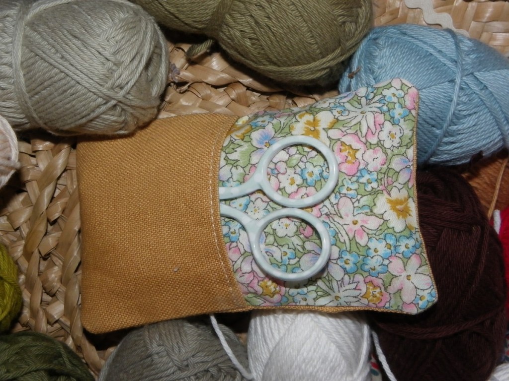 coussinet brodé avec poche à ciseaux