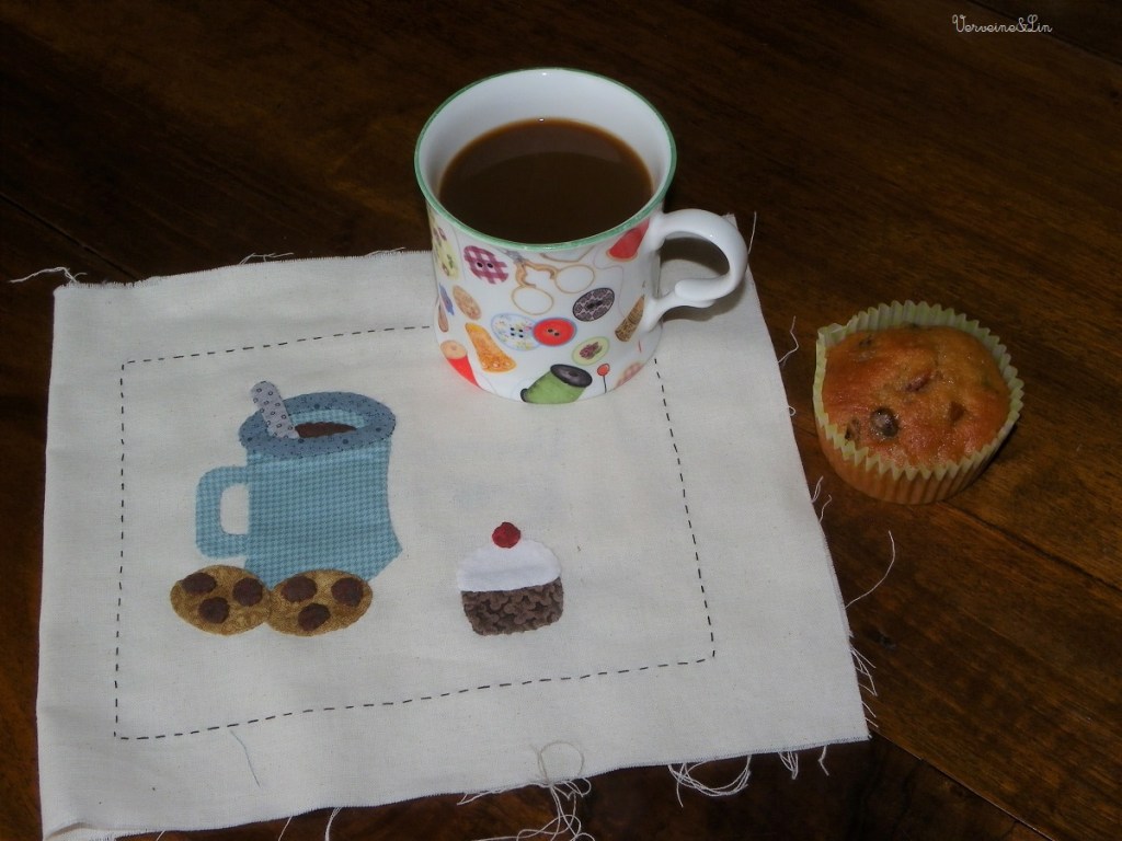 tasse et biscuits en patchwork et appliqué