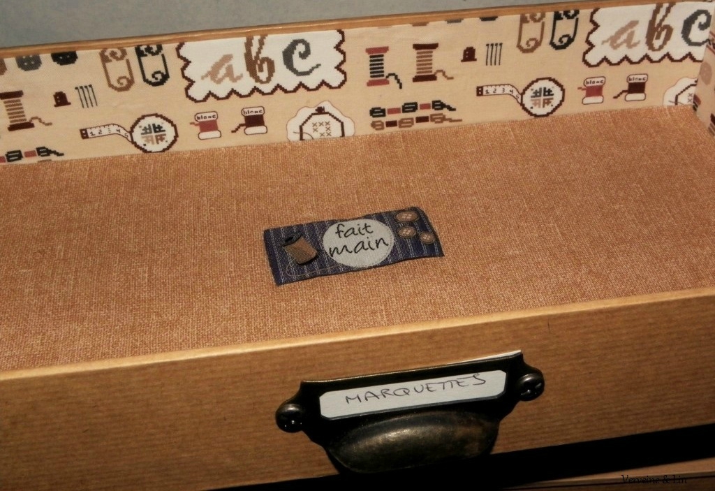 caisse à vin transformée en meuble de mercerie à tiroirs