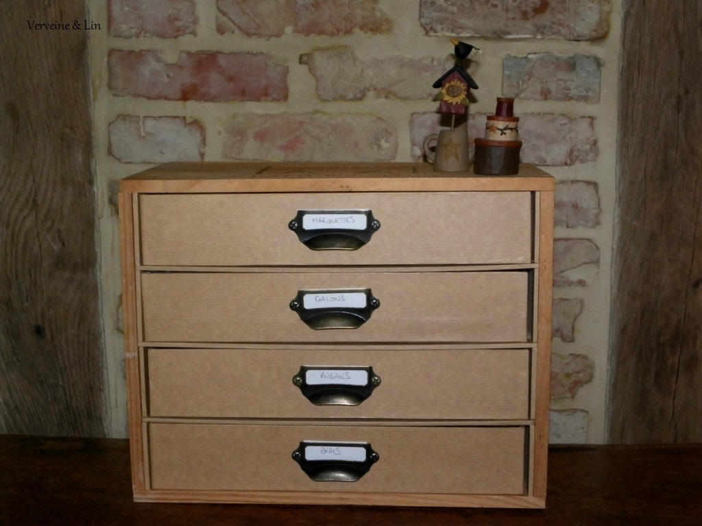 caisse à vin transformée en meuble de mercerie à tiroirs