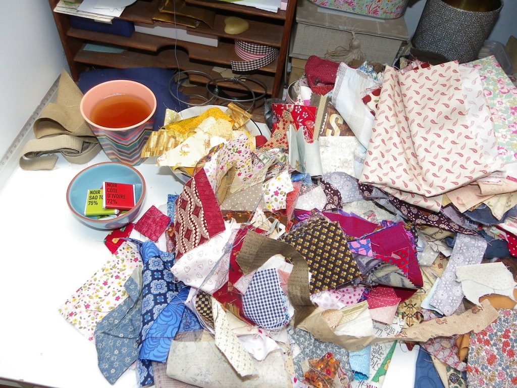 fouillis de tissu dans atelier de quilteuse