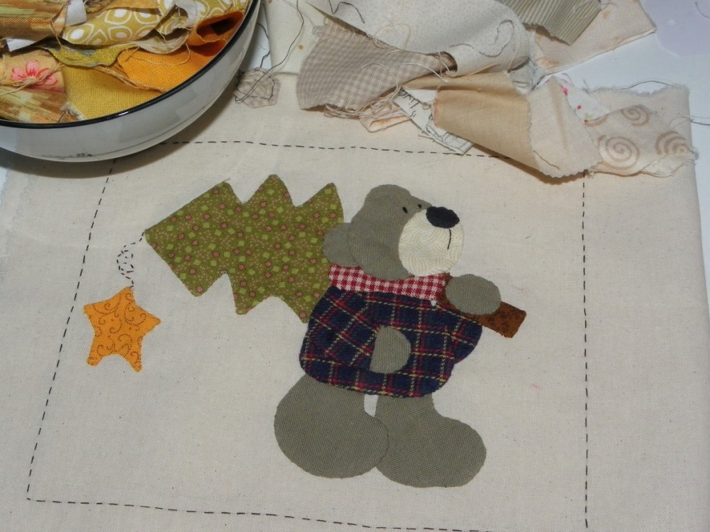 page de livre textile en appliqué rentré à l'aiguille