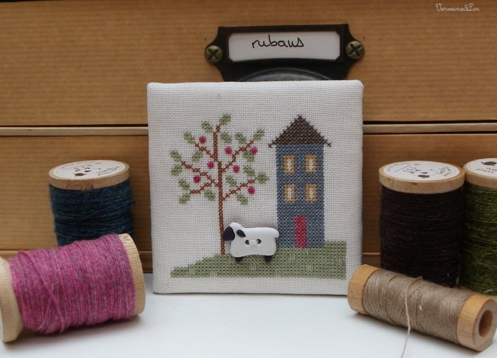 broderie au point compté avec maison et mouton