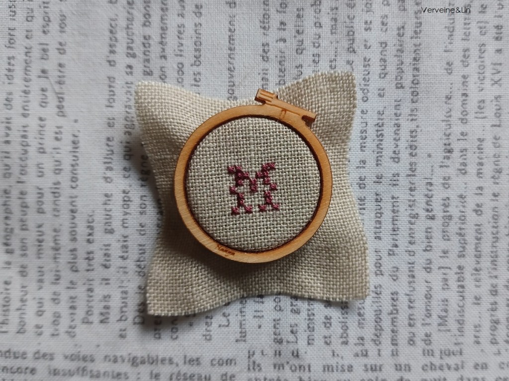 monogramme dans un tambour de brodeuse miniature pour livre textile 