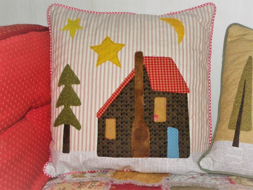 coussin en appliqué cabane de rondins