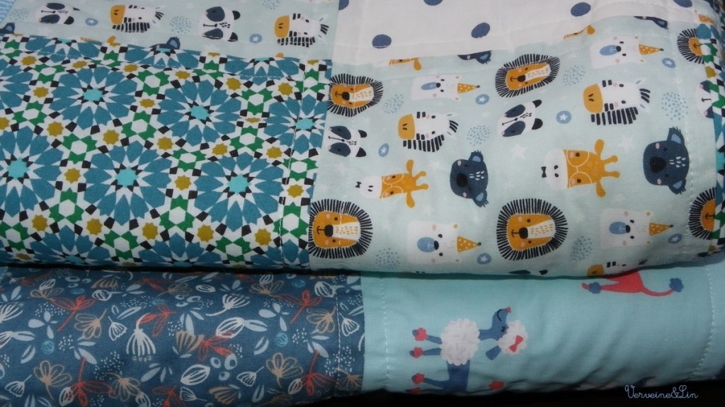 quilts de bébés pliés et empilés