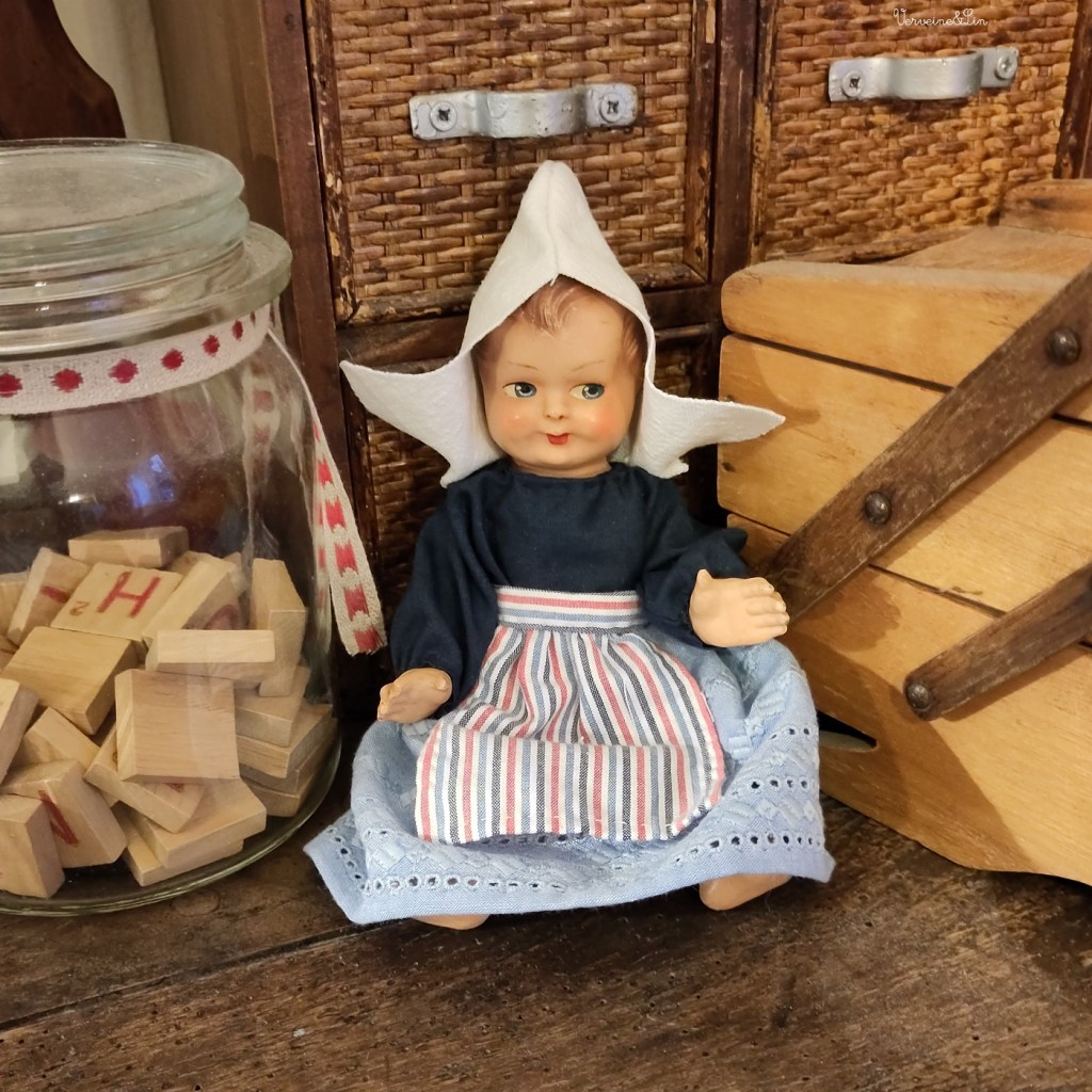 poupée ancienne en costume traditionnel des Pays-Bas
