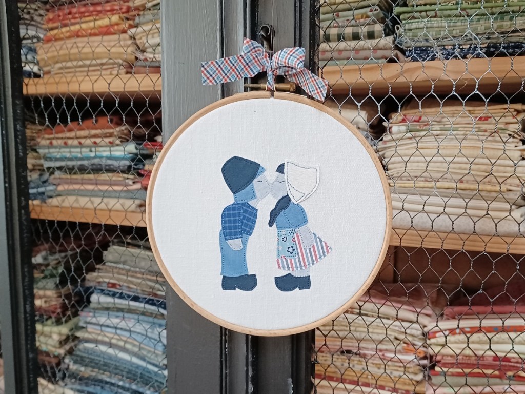 dutch kissing en appliqué collé rebrodé