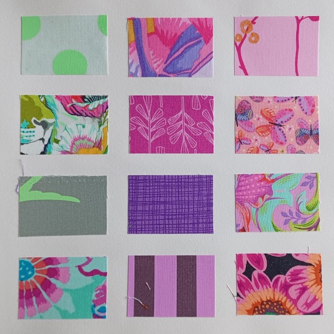 nuancier d'échantillons de tissus violets et verts