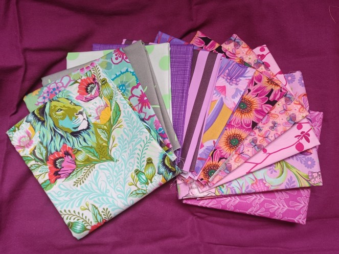 assortiment de coupons de tissus violets et verts