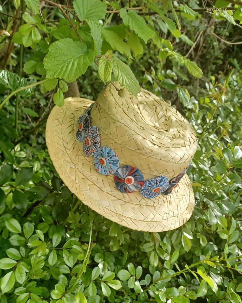 canotier avec yoyos de tissu