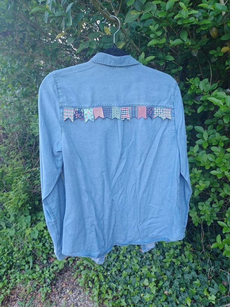 chemise en denim customisée avec des chutes de tissu