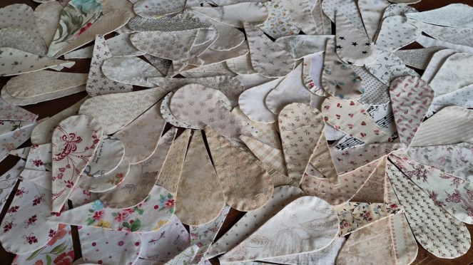 pétales de fleurs en english paper piecing avec tissus  low volum