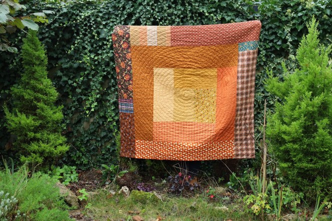 plaid d'automne en patchwork, bloc log cabin XXL et quilting en spirale
