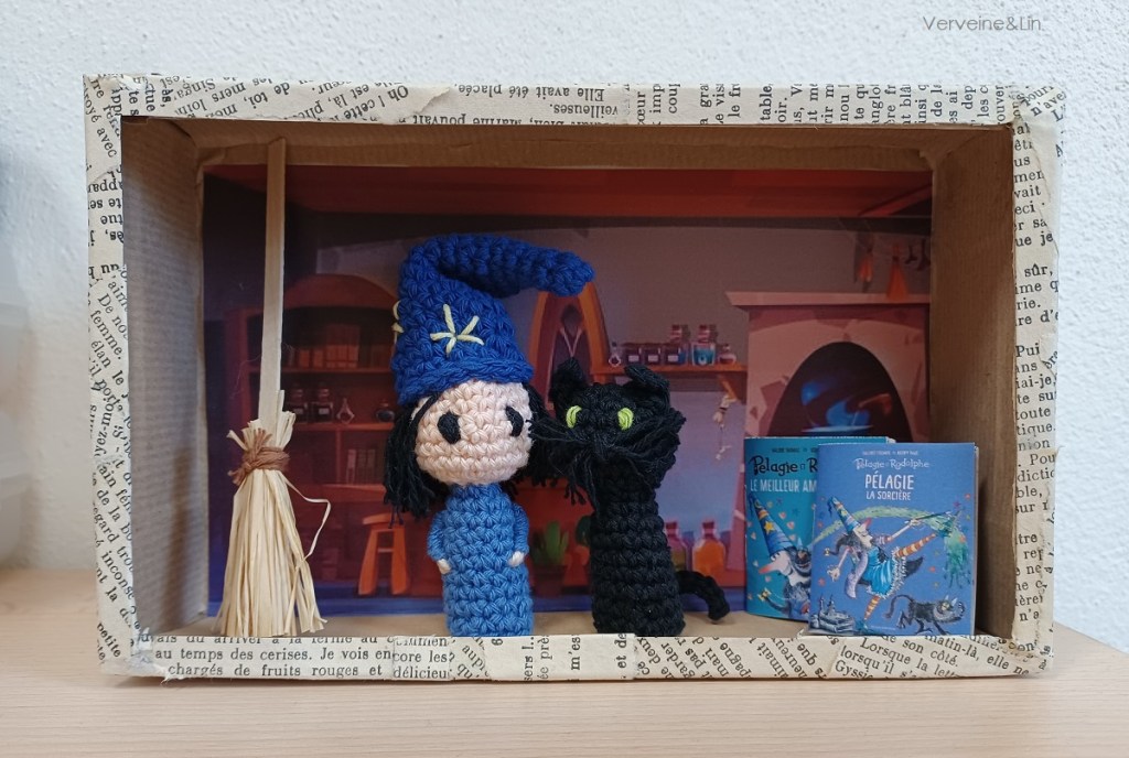 marionnettes à doigts de sorcière et de chat noir dans une boite diorama
