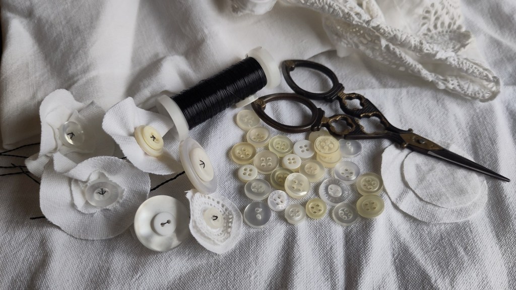 fleurs en drap ancien et boutons de nacre
