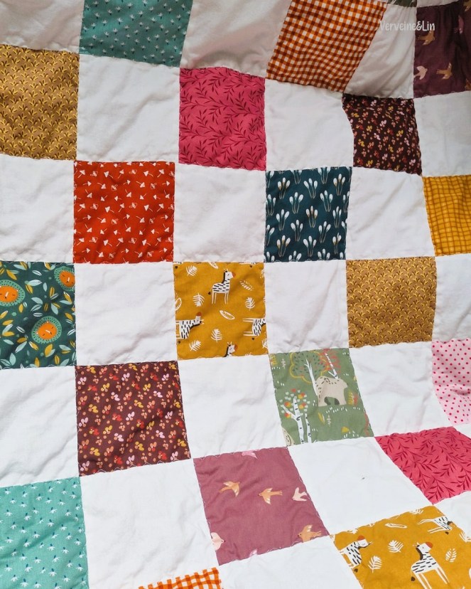 checkerboard crib quilt
quilt pour bébé en damier coloré